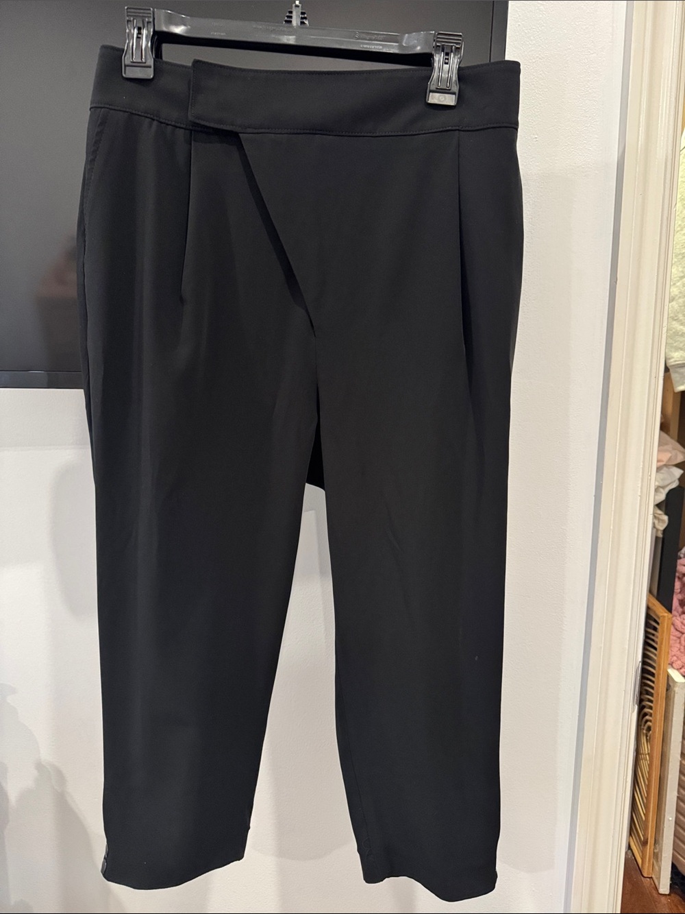 Alice + Olivia Black Cropped Zip Tab Over Cropped Trouser SZ L Great Cond